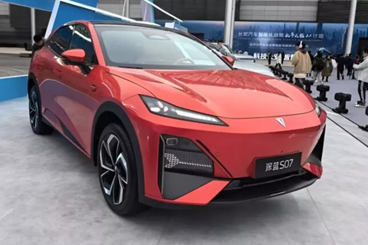  Deepal S07 Deepal S07 2025 mới đã được nâng cấp lên “Hệ thống Deepal Super Range Extender 2.0” được cung cấp năng lượng bởi bộ mở rộng phạm vi 1,5L 72 kW (97 mã lực), động cơ điện phía sau 175 kW (235 mã lực) hoặc 190 kW (255 mã lực) và bộ pin lithium sắt phosphate 31,73 kWh hoặc 39,05 kWh.