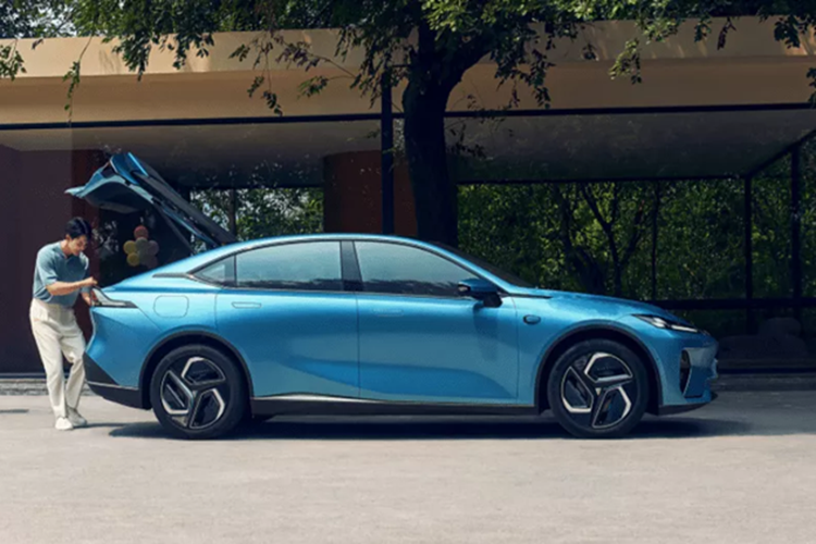  Deepal L07 Theo thương hiệu Changan, Deepal L07 2025 mới là mẫu xe sedan duy nhất trong tầm giá 200.000 nhân dân tệ (27.400 USD) được trang bị hệ thống Huawei Qiankun ADS SE.