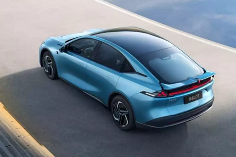 Đồng thời, nội thất cũng đã trải qua nhiều lần nâng cấp. 8 loa trước đây đã được tăng lên 22. Đèn viền nội thất 64 màu, kính cách âm hai lớp phía trước và chống chói tự động cho gương chiếu hậu cũng đã được bổ sung.