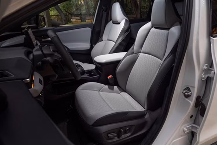 Subaru Solterra 2026 cũng có khoảng sáng gầm lên tới 210 mm và trang bị hệ thống X-Mode Dual Mode với 2 chế độ Snow/Dirt hay Deep Snow/Mud cùng với Kiểm soát độ bám đường và Kiểm soát xuống dốc.