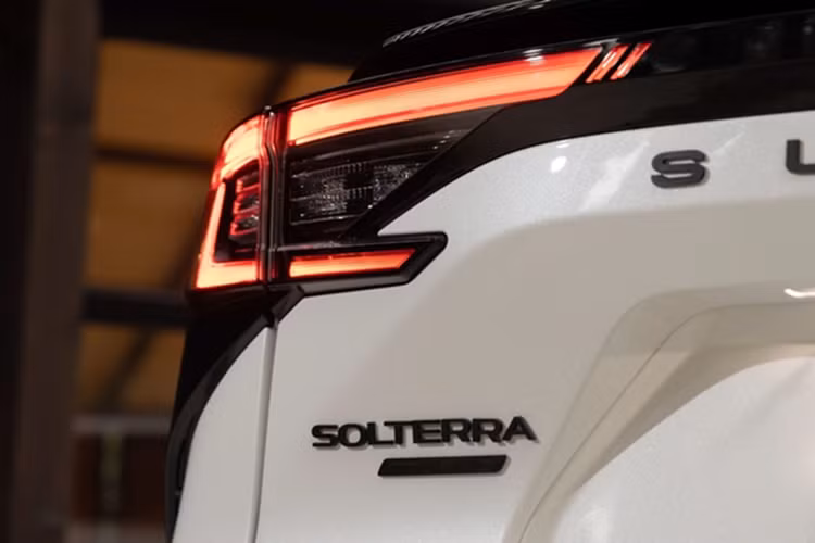 Bộ pin xe điện Subaru Solterra 2026 cũng được cải tiến tốc độ sạc so với trước khi công suất đầu vào chuẩn DC nâng lên 150 kW.