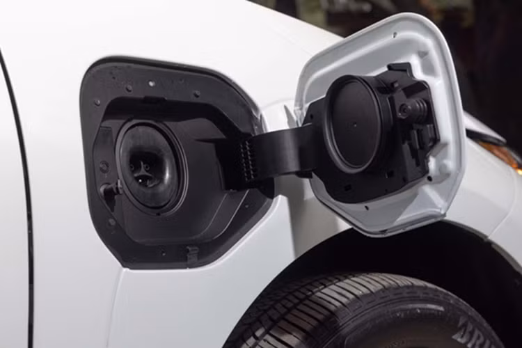 Ngoài ra, biến thể XT mới được bổ sung cho công suất lên đến 338 mã lực, cho phép tăng tốc 0-96 km/h (0-60 dặm/giờ) trong vòng chưa đầy 5 giây. Cả hai phiên bản đều có bộ pin lớn hơn với dung lượng 74,7 kWh, giúp phạm vi hoạt động tăng lên tới 459 km. Đây là cải tiến đáng kể so với mức từ 357 – 365 km trước đây.