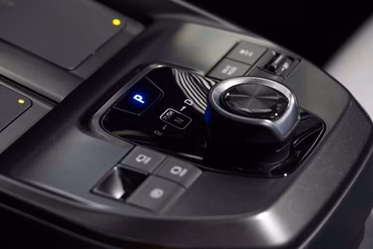 Tất cả biến thể Subaru Solterra 2026 đều trang bị tiêu chuẩn Hệ thống hỗ trợ an toàn chủ động EyeSight, bao gồm Hệ thống phanh tiền va chạm, Cảnh báo phương tiện cắt ngang phía trước, Giám sát điểm mù, Cảnh báo chệch làn đường