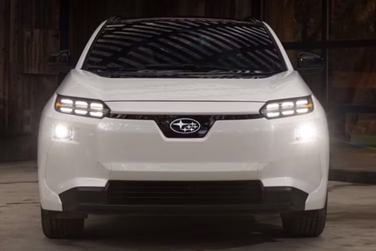 Ở bên ngoài, Subaru Solterra 2026 mới có phần đầu xe mượt mà hơn và không còn viền đen mô phỏng lưới tản nhiệt truyền thống như trước. Cụm đèn pha chính cũng được tách rời khỏi đèn chạy ban ngày, trong khi logo vòng tròn với 6 ngôi sao có thể phát sáng.