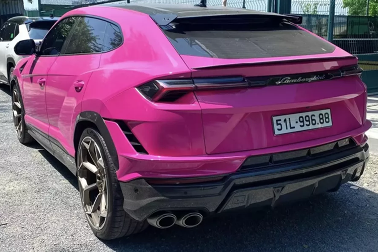 Vì thế mà số lượng siêu SUV Lamborghini Urus Performante được nhập về nước khá nhiều, các chủ xe thường chọn màu vàng hoặc đen, vì thế, việc có 1 chiếc Lamborghini Urus Performante mang màu hồng xuất hiện tại TP HCM đã gây sự chú ý.
