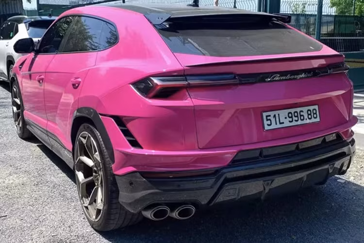 Vì thế mà số lượng siêu SUV Lamborghini Urus Performante được nhập về nước khá nhiều, các chủ xe thường chọn màu vàng hoặc đen, vì thế, việc có 1 chiếc Lamborghini Urus Performante mang màu hồng xuất hiện tại TP HCM đã gây sự chú ý.