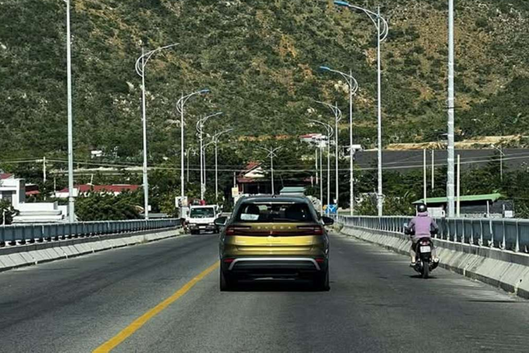 Tuy nhiên, không rõ khi mở bán, các trang bị của xe có giống với bản trưng bày hay không. Skoda Kodiaq 2025 chuẩn bị bán tại Việt Nam là thế hệ thứ hai, được hãng xe châu Âu ra mắt lần đầu hồi tháng 10/2023. Xe sở hữu kích thước dài x rộng x cao lần lượt là 4.758 x 1.864 x 1.657 mm và chiều dài cơ sở 2.791 mm.