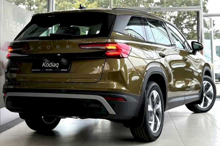 Xe được trang bị màn hình thông tin giải trí 12,9 inch cùng cụm đồng hồ đo kỹ thuật số 10,25 inch và màn hình HUD. Cụm điều khiển trung tâm cũng được thiết kế lại trông gọn gàng hơn. Trong khi đó, cần số của mẫu SUV này được chuyển từ cụm điều khiển trung tâm lên phía sau vô lăng.