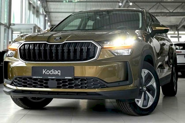 Một số chi tiết như đèn pha/đèn hậu, cản trước/sau và vành la-zăng đã được tinh chỉnh lại. Đèn pha của xe là loại LED ma trận, tích hợp dải đèn LED định vị ban ngày hình chữ "T". Cụm đèn hậu cũng có thiết kế mới, nổi bật với dải đèn LED vắt ngang qua cửa cốp.