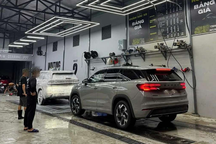 Theo đó, Skoda Kodiaq 2025 chính hãng tại Việt Nam với 2 phiên bản là Selection tiêu chuẩn (thay vị trí bản Ambition) và bản cao cấp Sportline (thay cho bản Style). Bản Sportline cao cấp có giá tạm tính là 1,6 tỷ đồng. Trước đó vào hồi tháng 10/2024, Skoda cũng từng trưng bày Kodiaq thế hệ mới tại Việt Nam.