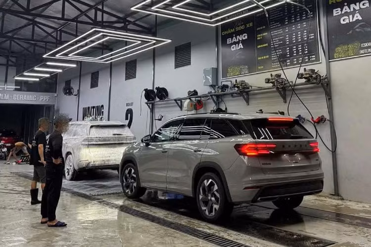 Theo đó, Skoda Kodiaq 2025 chính hãng tại Việt Nam với 2 phiên bản là Selection tiêu chuẩn (thay vị trí bản Ambition) và bản cao cấp Sportline (thay cho bản Style). Bản Sportline cao cấp có giá tạm tính là 1,6 tỷ đồng. Trước đó vào hồi tháng 10/2024, Skoda cũng từng trưng bày Kodiaq thế hệ mới tại Việt Nam.