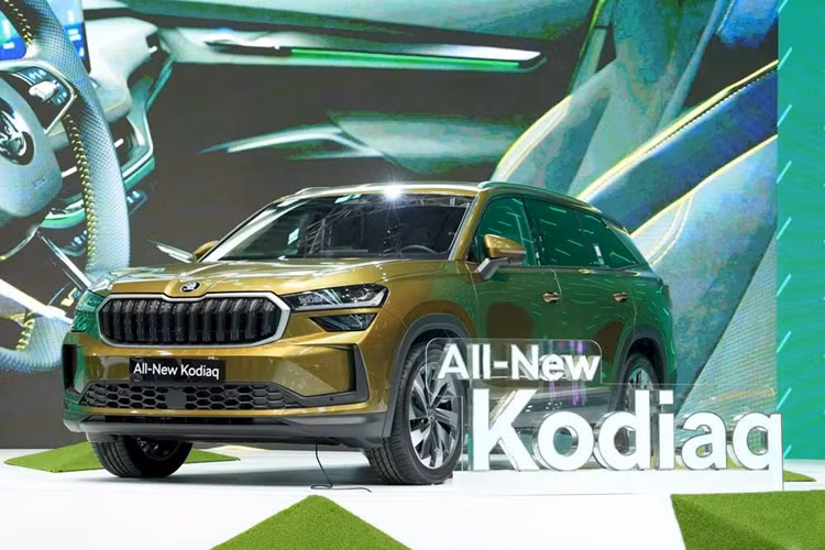 Khả năng cả 2 phiên bản đều dùng chung động cơ 2.0L tăng áp, công suất 187 mã lực, kết hợp với hộp số DSG 7 cấp và dẫn động AWD. Kodiaq 2025 có thể sẽ được trang bị gói hỗ trợ lái ADAS với các tính năng nổi bật như: hỗ trợ giữ làn đường, phanh khẩn cấp tự động hay ga tự động thích ứng.