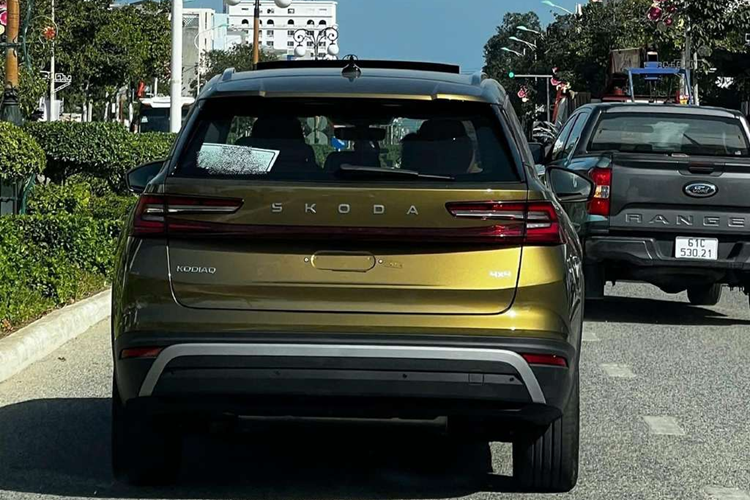 So với thế hệ tiền nhiệm, xe dài hơn 61 mm, hẹp hơn 18 mm, thấp hơn 24 mm trong khi chiều dài cơ sở giữ nguyên. Về ngoại thất, mẫu xe này được áp dụng ngôn ngữ thiết kế Modern Solid và giữ lại một số chi tiết đặc trưng của thương hiệu Skoda như lưới tản nhiệt với những nan nằm dọc hay cụm đèn trước 2 tầng.