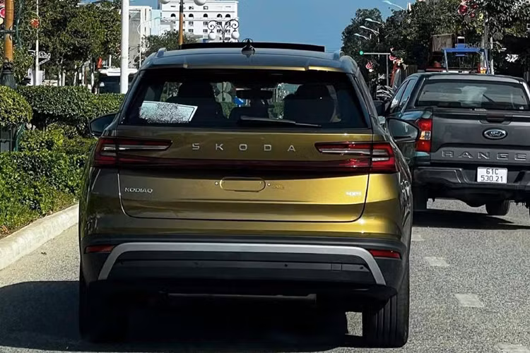 So với thế hệ tiền nhiệm, xe dài hơn 61 mm, hẹp hơn 18 mm, thấp hơn 24 mm trong khi chiều dài cơ sở giữ nguyên. Về ngoại thất, mẫu xe này được áp dụng ngôn ngữ thiết kế Modern Solid và giữ lại một số chi tiết đặc trưng của thương hiệu Skoda như lưới tản nhiệt với những nan nằm dọc hay cụm đèn trước 2 tầng.