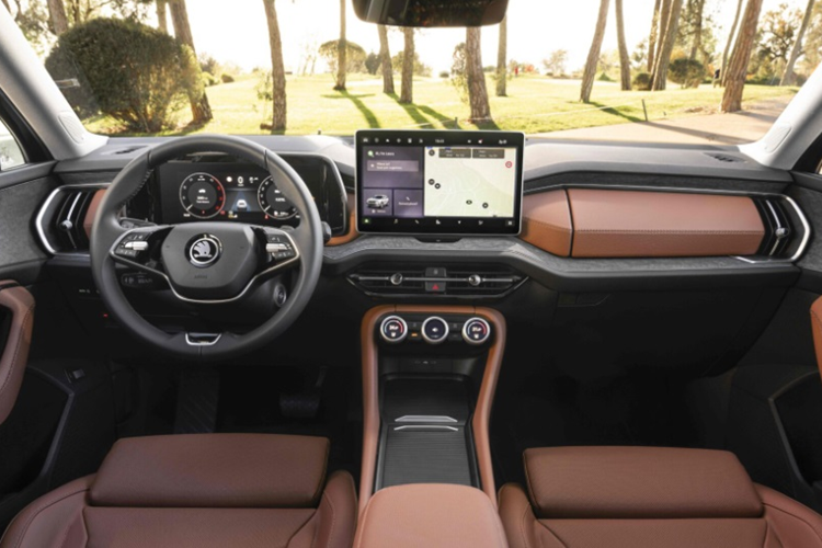 Tại VMS 2024, Kodiaq 2025 phiên bản cao cấp Sportline được trang bị bộ mâm kích thước 20 inch. Phiên bản tiêu chuẩn dùng mâm có kích cỡ nhỏ hơn. Về nội thất, khoang cabin của Kodiaq mới có thiết kế hiện đại và tối giản.