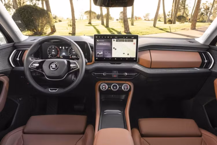 Tại VMS 2024, Kodiaq 2025 phiên bản cao cấp Sportline được trang bị bộ mâm kích thước 20 inch. Phiên bản tiêu chuẩn dùng mâm có kích cỡ nhỏ hơn. Về nội thất, khoang cabin của Kodiaq mới có thiết kế hiện đại và tối giản.