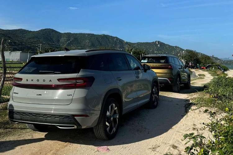 Và mới đây, hai chiếc xe SUV Skoda Kodiaq 2025 đã bất ngờ bị bắt gặp chạy thử trên đường phố nước ta, thu hút sự quan tâm của giới mê xe trong nước. Đây là lần xuất hiện đầu tiên của Skoda Kodiaq 2025 kể từ Vietnam Motor Show 2024.