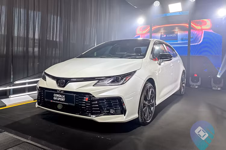 Tại thị trường Malaysia, mức giá xe Toyota Corolla GR Sport 2025 bán ra khởi điểm là 33.200 USD (842,2 triệu đồng).