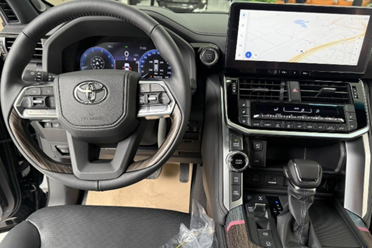 Khoang cabin của Land Cruiser 2025 được tinh chỉnh nhẹ với các trang bị như: màn hình 12,3 inch sau vô-lăng với giao diện tiếng Việt, ốp bệ cửa có chữ Land Cruiser phát sáng, cụm nút điều khiển trung tâm được thiết kế lại cho cảm giác tối giản hơn, thêm màn hình hiển thị điều hòa.