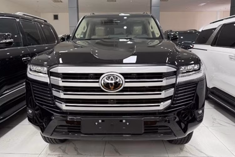 Trước đây, từng có thời điểm khách phải chi thêm từ 500 - 700 triệu đồng để sở hữu mẫu xe này sớm. Nhìn chung, Toyota Land Cruiser 2025 mới không có thay đổi lớn ở ngoại thất. Xe vẫn giữ nguyên bộ cản trước/sau đặc trưng của phiên bản nhập Nhật (đây là điểm khác biệt so với xe nhập từ Trung Đông).