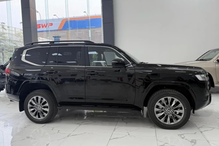 Bộ mâm 20 inch tiếp tục là trang bị tiêu chuẩn từ năm 2023, thay thế cho mâm 18 inch trước đó của mẫu xe SUV Toyota Land Cruiser 2025.