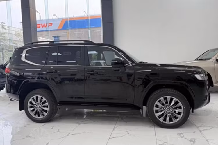 Bộ mâm 20 inch tiếp tục là trang bị tiêu chuẩn từ năm 2023, thay thế cho mâm 18 inch trước đó của mẫu xe SUV Toyota Land Cruiser 2025.