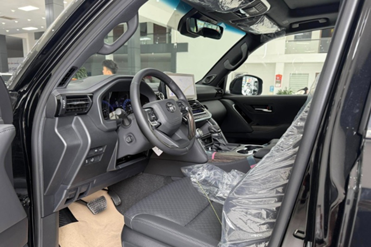 Dưới nắp ca-pô xe được bổ sung một đèn soi sáng khoang động cơ. Còn lại, xe vẫn giữ nguyên các trang bị tiện nghi như: màn hình cảm ứng trung tâm 12,3 inch hỗ trợ Apple CarPlay/Android Auto, hệ thống âm thanh JBL 14 loa, hiển thị HUD, cửa sổ trời, cốp điện, ghế sưởi/làm mát...