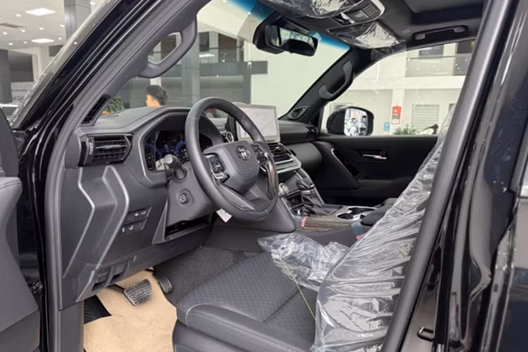 Dưới nắp ca-pô xe được bổ sung một đèn soi sáng khoang động cơ. Còn lại, xe vẫn giữ nguyên các trang bị tiện nghi như: màn hình cảm ứng trung tâm 12,3 inch hỗ trợ Apple CarPlay/Android Auto, hệ thống âm thanh JBL 14 loa, hiển thị HUD, cửa sổ trời, cốp điện, ghế sưởi/làm mát...