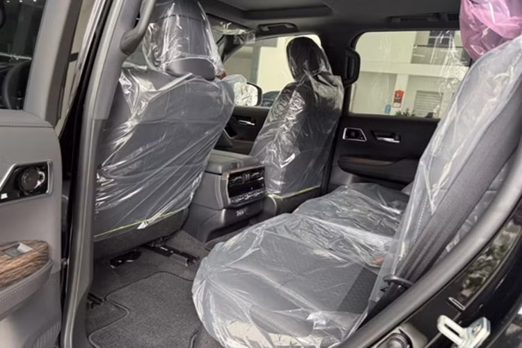 Nội thất có hai tùy chọn màu sắc là đen và be. Land Cruiser 2025 vẫn được trang bị động cơ V6 3.5L tăng áp kép, cho công suất 405 mã lực và mô-men xoắn 650 Nm, kết hợp hộp số tự động 10 cấp.