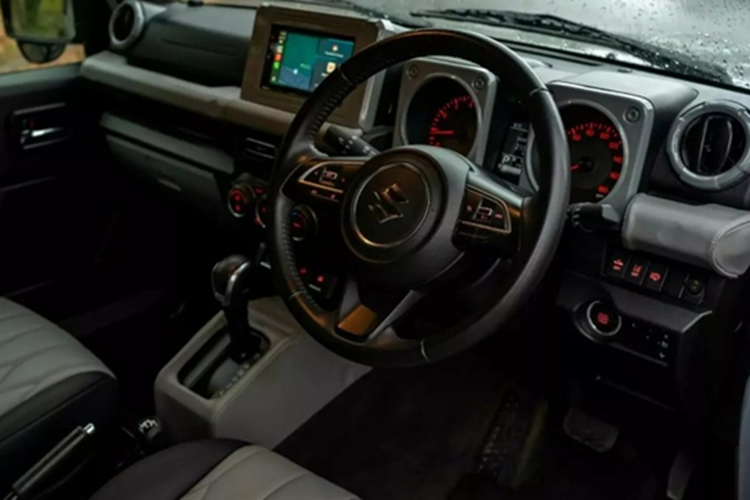 Cung cấp sức mạnh cho chiếc Suzuki Jimny 6 bánh này là động cơ 1.5L hút khí tự nhiên nguyên bản, công suất 103 mã lực và mô-men xoắn 134 Nm.