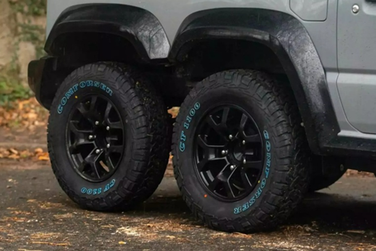 Về nội thất, xe được nâng cấp với ghế và ốp cửa bọc da màu đen và xám nhạt. Hệ thống thông tin giải trí Kenwood mới cũng được trang bị thay cho hệ thống cũ.