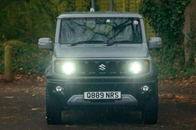 Suzuki Jimny độ 6 bánh được trang bị hai vè chắn bùn mới, phía sau xe có thùng chở đồ cùng cửa hậu được thiết kế riêng. Khu vực cản sau và đèn hậu được lấy trực tiếp từ chiếc xe nguyên bản.