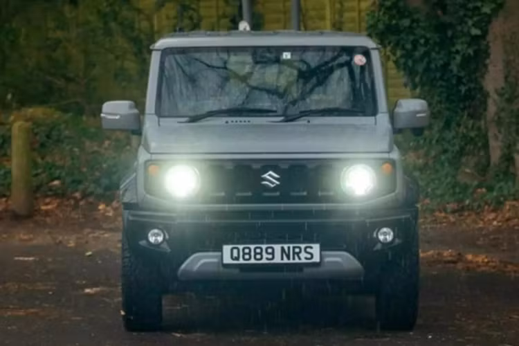 Suzuki Jimny độ 6 bánh được trang bị hai vè chắn bùn mới, phía sau xe có thùng chở đồ cùng cửa hậu được thiết kế riêng. Khu vực cản sau và đèn hậu được lấy trực tiếp từ chiếc xe nguyên bản.