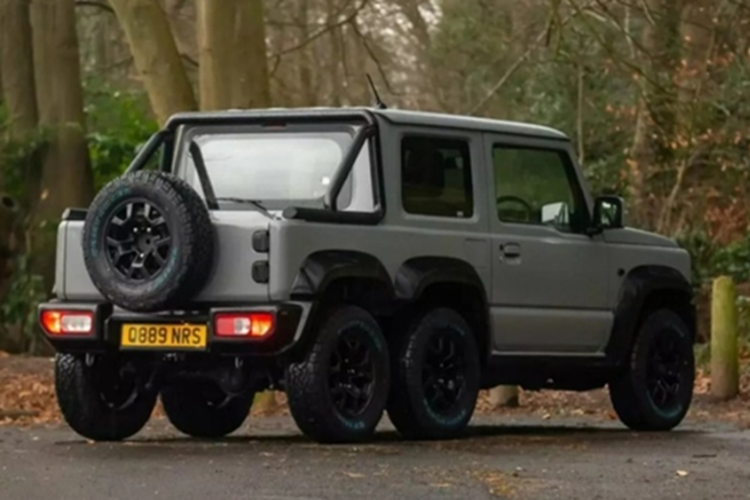 Nếu không muốn dùng hộp số tự động 4 cấp nguyên bản, chủ xe có thể nâng cấp lên hệ dẫn động 6x6 giống G 63 phiên bản 6x6. Chiếc Jimny độ này được hoàn thành từ năm 2024 nhưng đến năm 2025 mới được đăng ký chính thức.