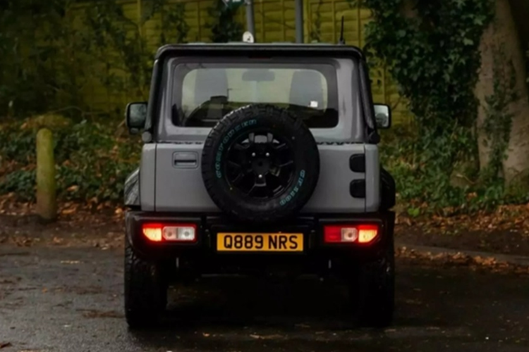 Nhìn qua, thiết kế của chiếc Jimny độ này giống như một "tiểu Mercedes-Benz G63 AMG 6x6", khi các chi tiết mang đậm chất SUV địa hình hạng sang đắt tiên của thương hiệu xe sang Đức.