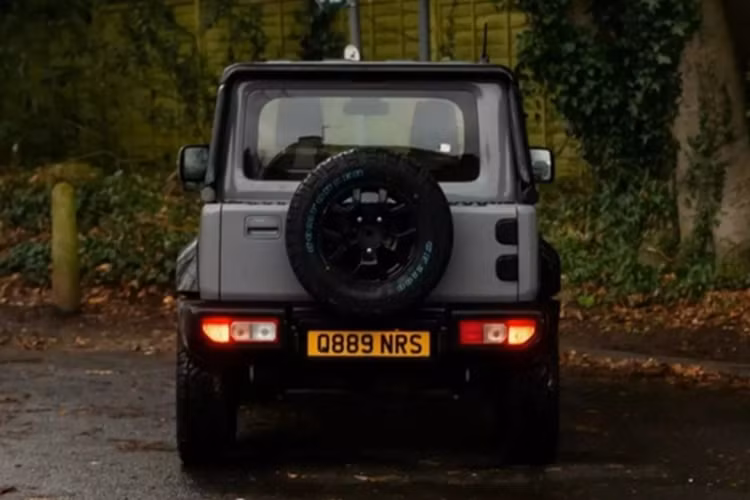 Nhìn qua, thiết kế của chiếc Jimny độ này giống như một "tiểu Mercedes-Benz G63 AMG 6x6", khi các chi tiết mang đậm chất SUV địa hình hạng sang đắt tiên của thương hiệu xe sang Đức.