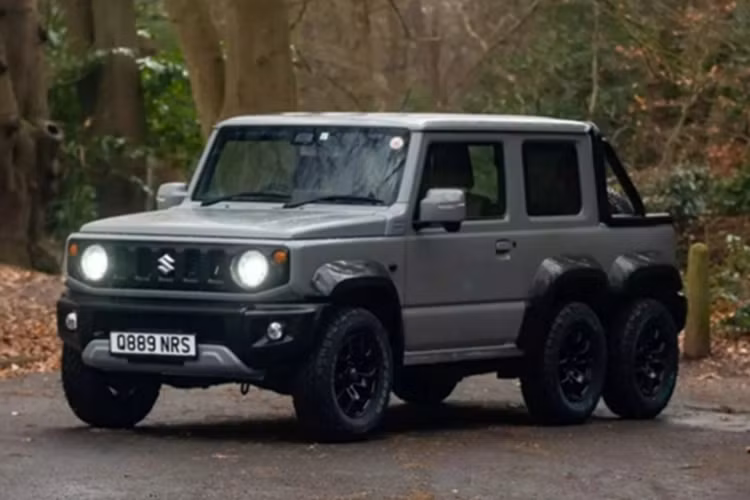 Theo đó, từ một chiếc Suzuki Jimny 2019 bản tay lái nghịch, xưởng độ Mocho Fabrication đã kéo dài phần thân để lắp thêm trục thứ ba ở phía sau và thay toàn bộ 6 lốp địa hình cho xe.