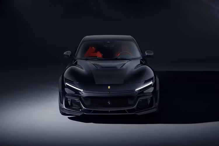 Ferrari Purosangue độ Novitec Esteso lấy cả hứng từ các dự án N-Largo từng được thực hiện trên các hãng siêu xe như McLaren, Lamborghini, Ferrari... Gói độ Novitec Esteso cải thiện ngoại thất của xe trở nên hầm hố hơn, thân xe bổ sung thêm 60 mm lên mức 2,09m.