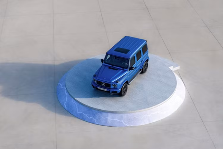 Mẫu xe SUV Mercedes-Benz G580 EQ Edition One hiện chỉ có hai chiếc đầu tiên tại Việt Nam, thuộc bản giới hạn “EDITION ONE”, với mức giá khuyến nghị 8,68 tỷ đồng. Phiên bản tiêu chuẩn của G580 EQ dự kiến sẽ được phân phối vào cuối năm 2025 với mức giá khoảng 7,75 tỷ đồng.