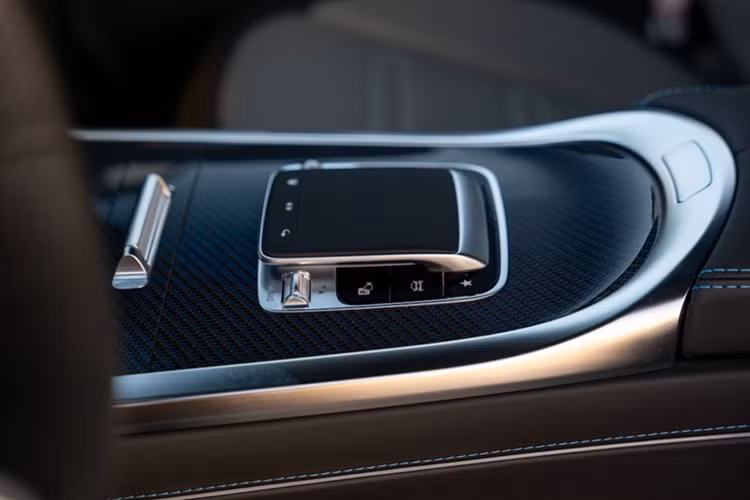 Ngoại hình G580 EQ Edition One vẫn trung thành với thiết kế đặc trưng của dòng G-Class – vuông vức, mạnh mẽ, đi kèm loạt chi tiết hiện đại như lưới tản nhiệt Black Panel, mâm AMG 20 inch, logo MANUFAKTUR, và nhiều tùy chọn màu sắc đậm chất cá nhân hóa.