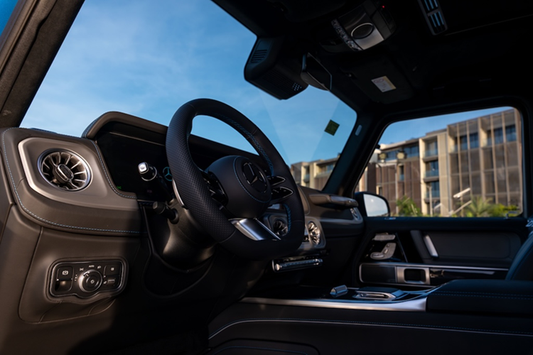 Bên trong, nội thất Nappa cao cấp phối hai tông màu xám – đen, chỉ khâu xanh lam nổi bật. Xe được trang bị các tính năng sang trọng như: Ghế Active Multicontour có massage &amp; thông gió