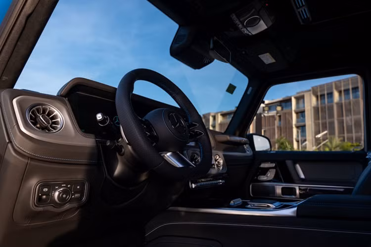 Bên trong, nội thất Nappa cao cấp phối hai tông màu xám – đen, chỉ khâu xanh lam nổi bật. Xe được trang bị các tính năng sang trọng như: Ghế Active Multicontour có massage &amp; thông gió