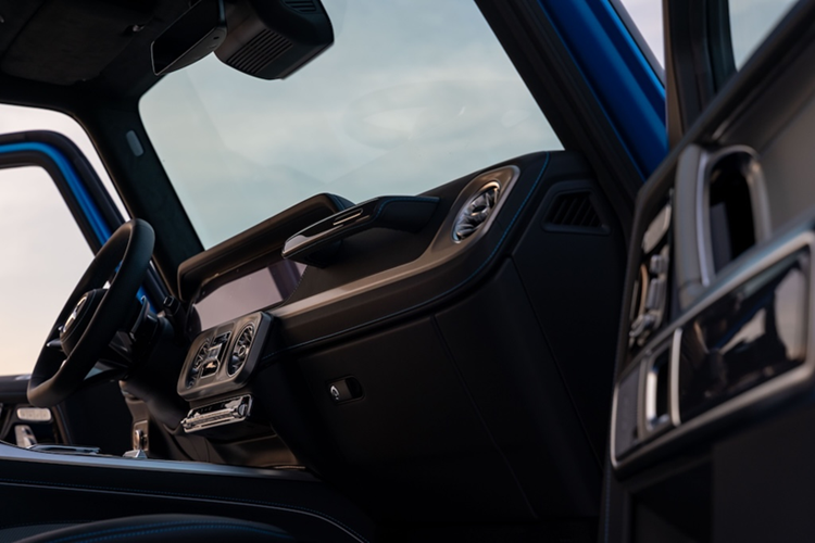 Khả năng lội nước 850 mm – vượt trội hơn cả phiên bản động cơ đốt trong. Camera 360° tích hợp công nghệ “nắp capo trong suốt” (Transparent Bonnet). Xe cũng đã được thử nghiệm tại các điều kiện khắc nghiệt nhất – từ nhiệt độ trên 50°C tại châu Phi đến dưới -30°C tại Thụy Điển – để đảm bảo hiệu năng off-road đúng chuẩn G-Class.