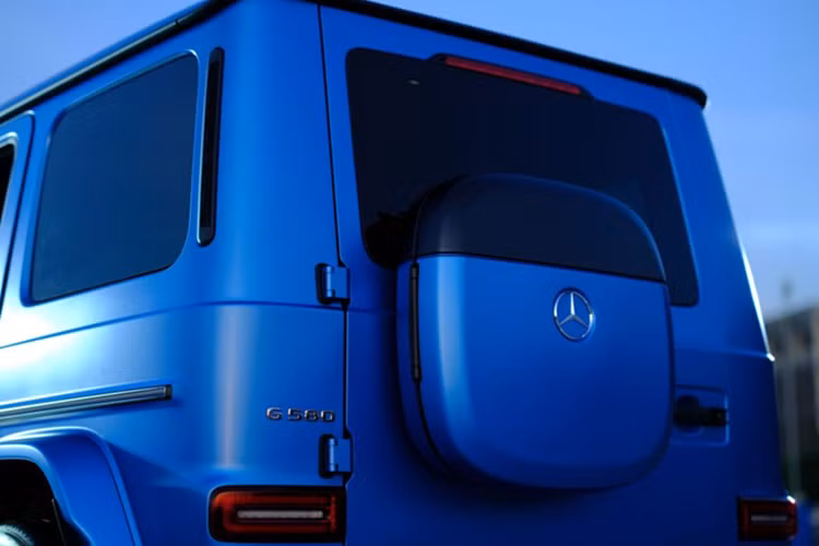 Đèn viền nội thất đa sắc. Âm thanh Burmester® 3D 18 loa. Hệ thống giải trí MBUX thế hệ mới. G-Class – hơn 45 năm huyền thoại