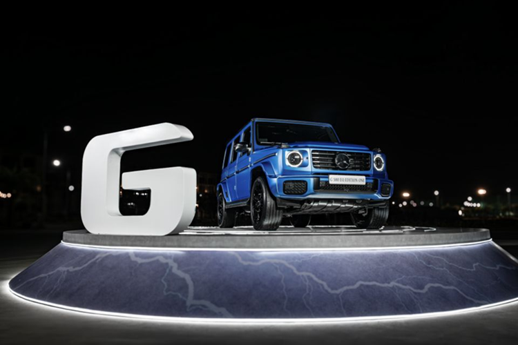 Mercedes-Benz G580 EQ Edition One chạy điện sở hữu hệ truyền động gồm 4 mô-tơ điện độc lập cho từng bánh xe, mang lại tổng công suất 587 mã lực và mô-men xoắn cực đại 1.164 Nm. Xe có thể di chuyển trên quãng đường từ 434 đến 473 km (theo chuẩn WLTP) nhờ bộ pin lithium-ion 116 kWh tích hợp dưới sàn.