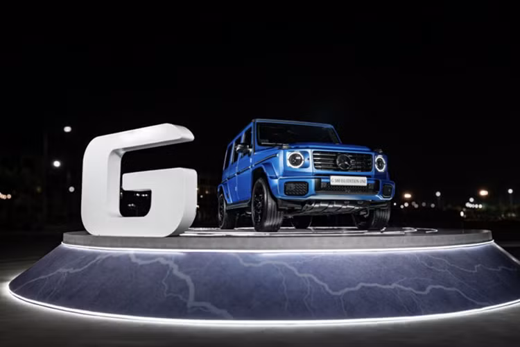 Mercedes-Benz G580 EQ Edition One chạy điện sở hữu hệ truyền động gồm 4 mô-tơ điện độc lập cho từng bánh xe, mang lại tổng công suất 587 mã lực và mô-men xoắn cực đại 1.164 Nm. Xe có thể di chuyển trên quãng đường từ 434 đến 473 km (theo chuẩn WLTP) nhờ bộ pin lithium-ion 116 kWh tích hợp dưới sàn.