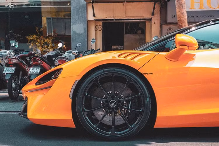 Điều này có thể thực hiện ngay cả khi xe đang di chuyển, miễn là tốc độ không vượt quá 50 km/h. Nội thất McLaren Artura Spider được thiết kế tối giản theo phong cách xe thể thao.