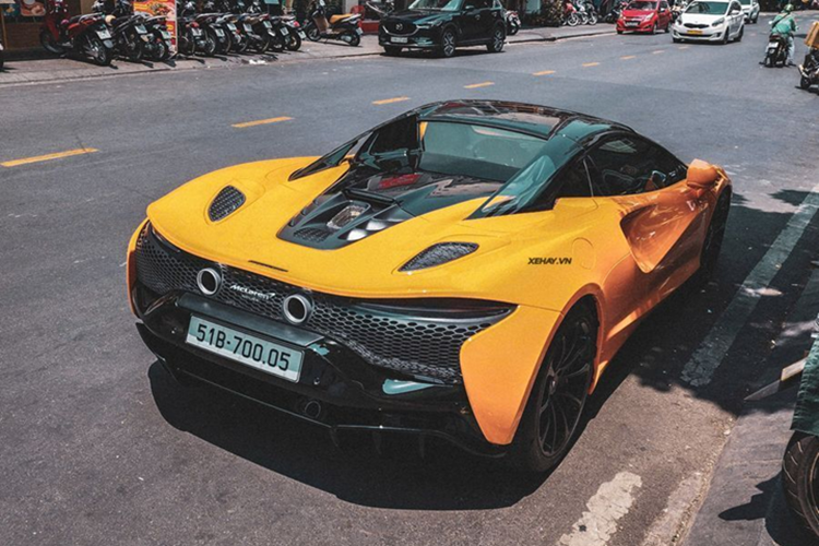 Về truyền động, McLaren Artura Spider sử dụng hệ truyền động hybrid với sự kết hợp của động cơ V6 tăng áp 3.0L với mô-tơ điện, cho tổng công suất lên đến 700 mã lực và mô-men xoắn cực đại 720 Nm. So với bản Artura coupe trước đây, mẫu Spider mui trần có công suất cao hơn 19 mã lực còn mô-men xoắn giữ nguyên.