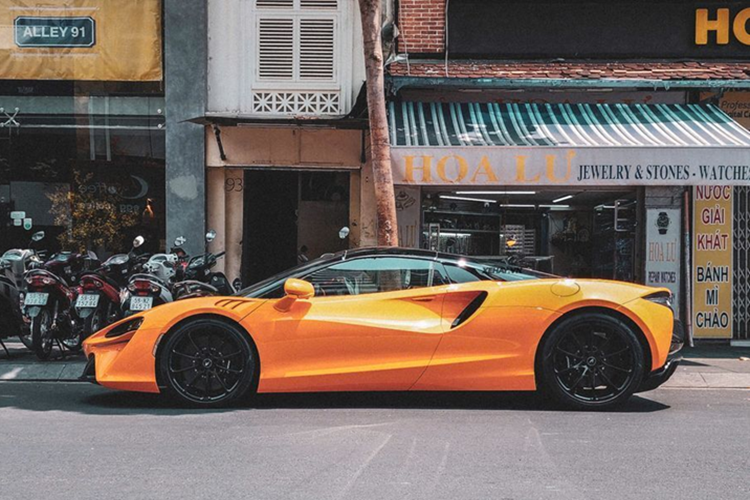 Xe sử dụng hệ dẫn động cầu sau, tăng tốc 0-100 km/h trong 3 giây, 0-200 km/h trong 8,4 giây và 0-300 km/h trong 21,6 giây. Tốc độ tối đa 330 km/h. Với trọng lượng khô chỉ 1.457 kg, Artura Spider là siêu xe nhẹ nhất trong phân khúc.