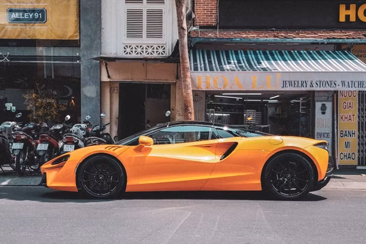 Xe sử dụng hệ dẫn động cầu sau, tăng tốc 0-100 km/h trong 3 giây, 0-200 km/h trong 8,4 giây và 0-300 km/h trong 21,6 giây. Tốc độ tối đa 330 km/h. Với trọng lượng khô chỉ 1.457 kg, Artura Spider là siêu xe nhẹ nhất trong phân khúc.